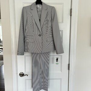 Le Suit, 2pc women's pant suit, black and white size 8